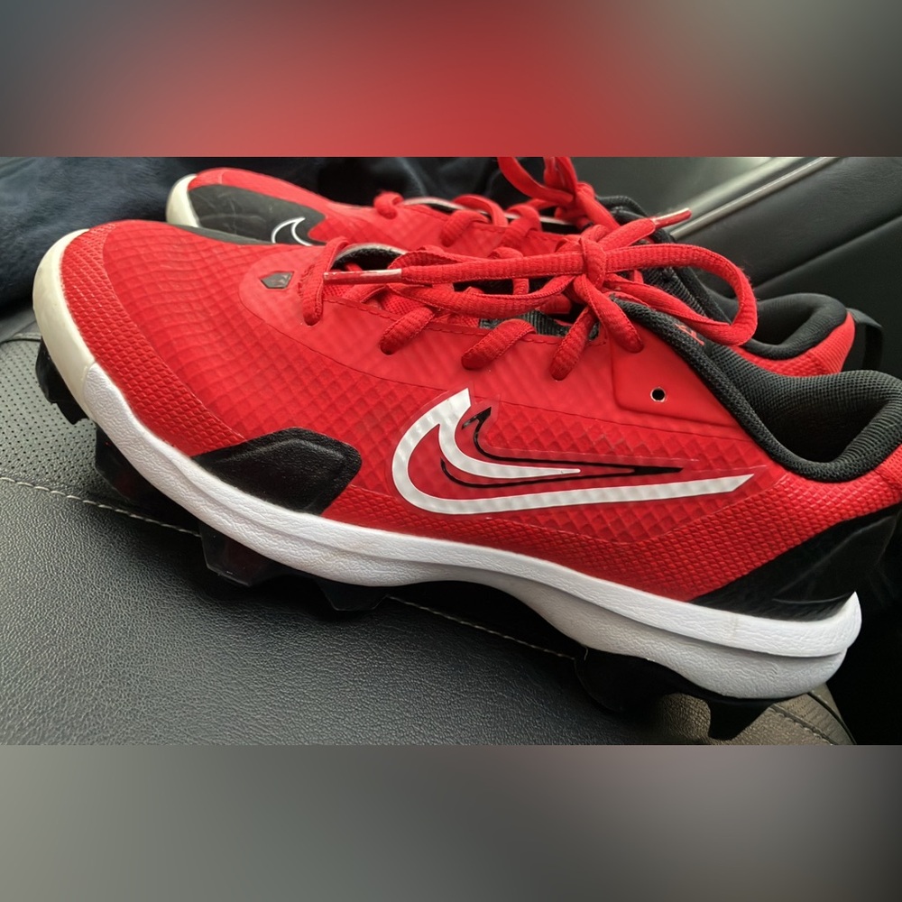 Cleats for kids Youth size. Comfortable and great looking.